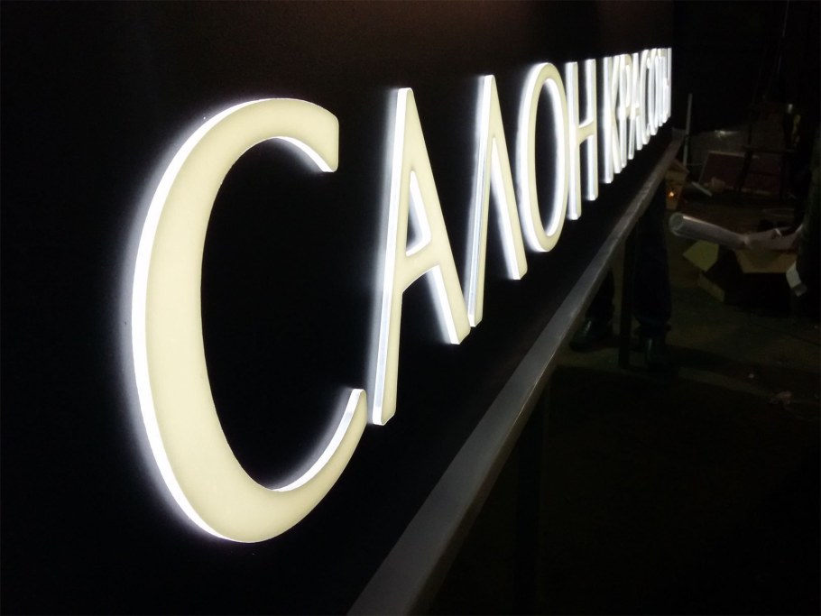 Инкрустация стразами на ногтях