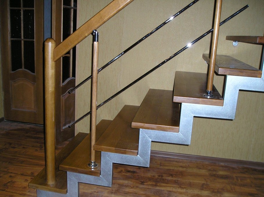 Лестница на 2 этаж из профильной трубы косоур