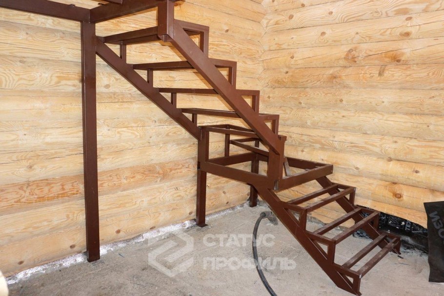 Лестница металлокаркас поворотная 180 с забежными ступенями
