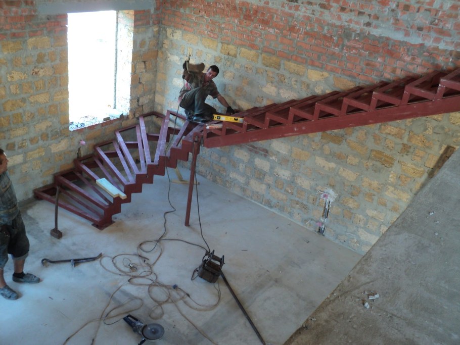 Монтаж металлической лестницы