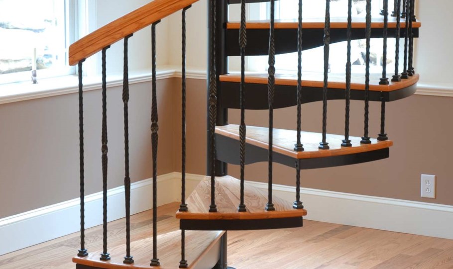 Винтовые лестницы с деревянными балясинами