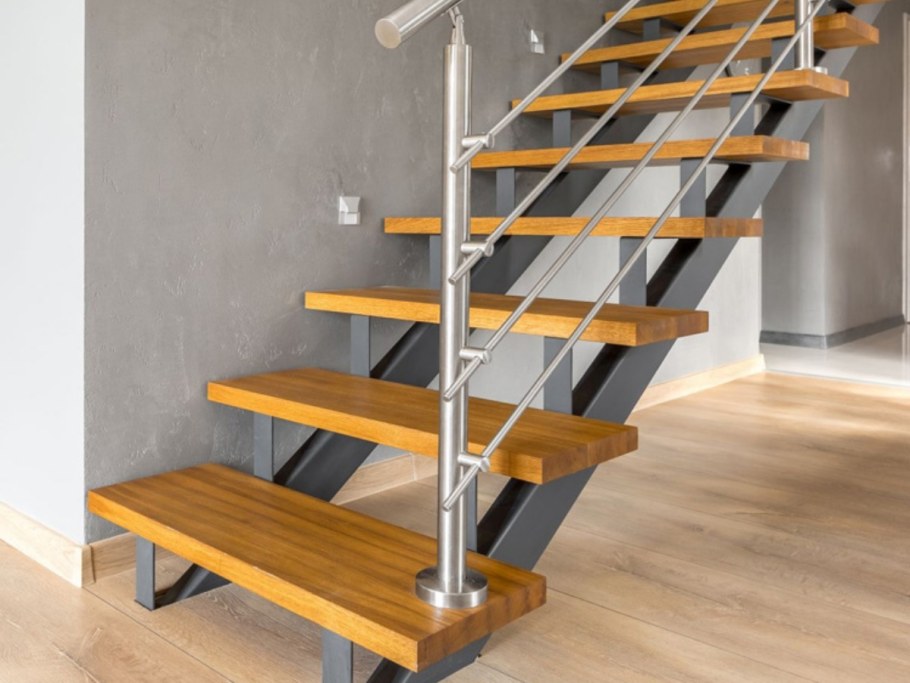 Лестница с 2 косоурами из металла