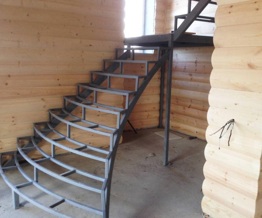 Металлическая лестница в каркасном доме
