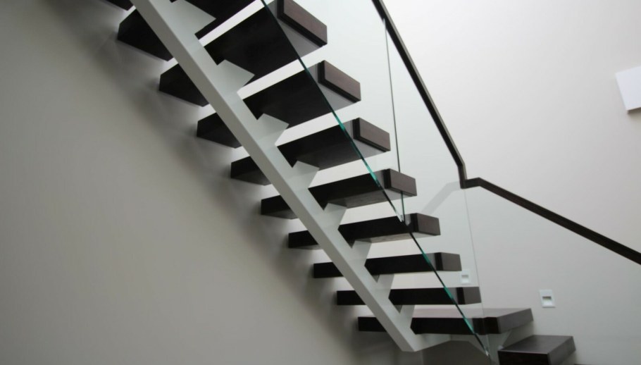 Лестница 1 косоур металл