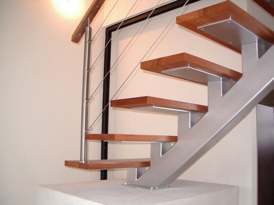 Лестница косоур сбоку монолит