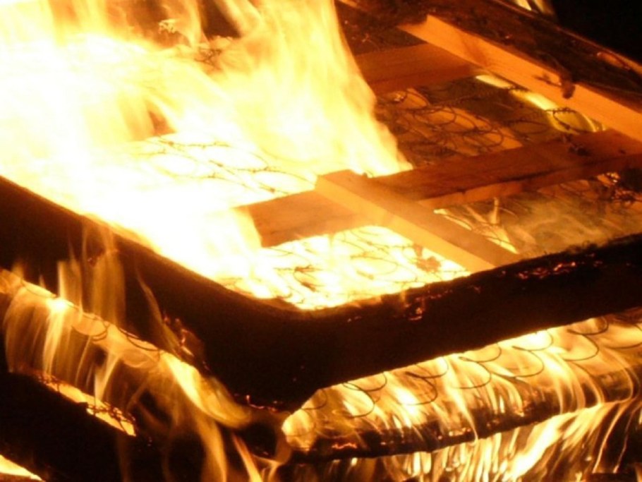 Горящая кровать