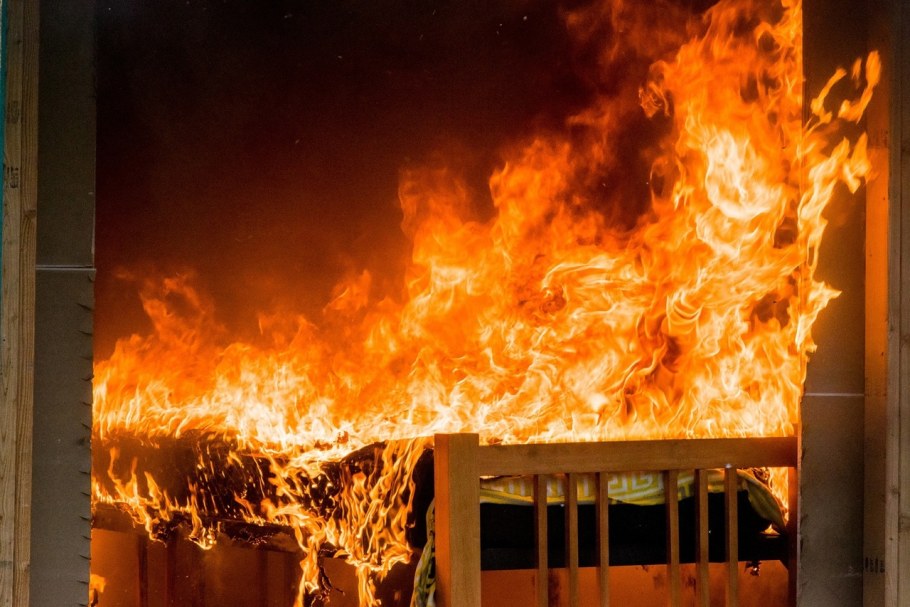Комната в огне