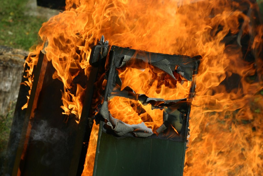 Горящее кресло