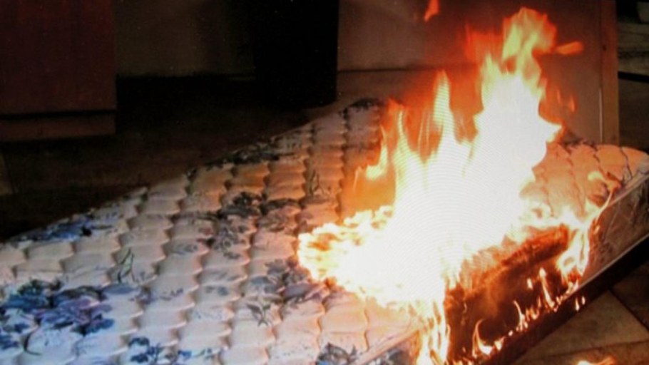 Фотосессия на горящем диване