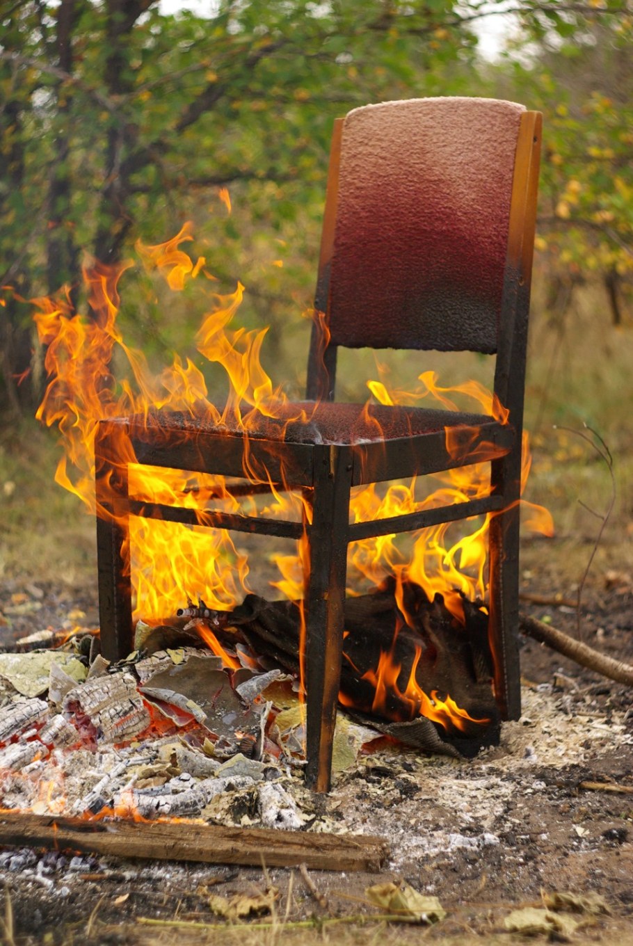 Мужик лежит на диване