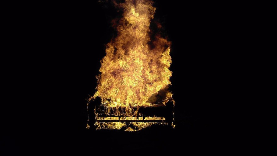 Горящая кровать