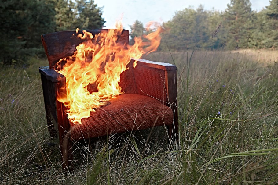 Человек и горящий диван