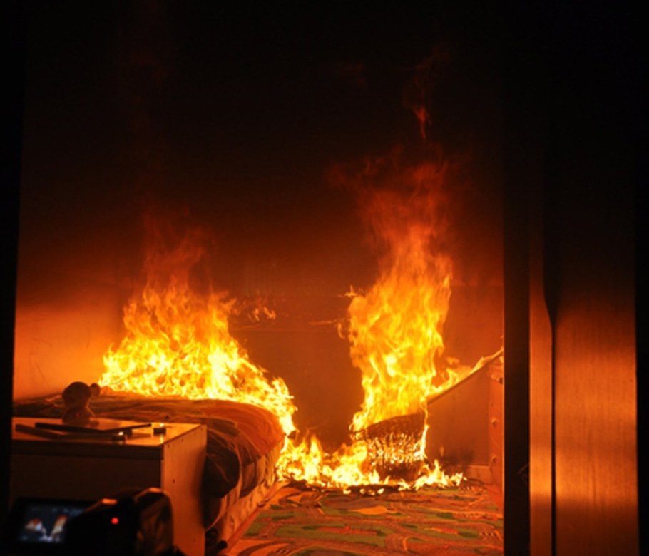 Спит в огне