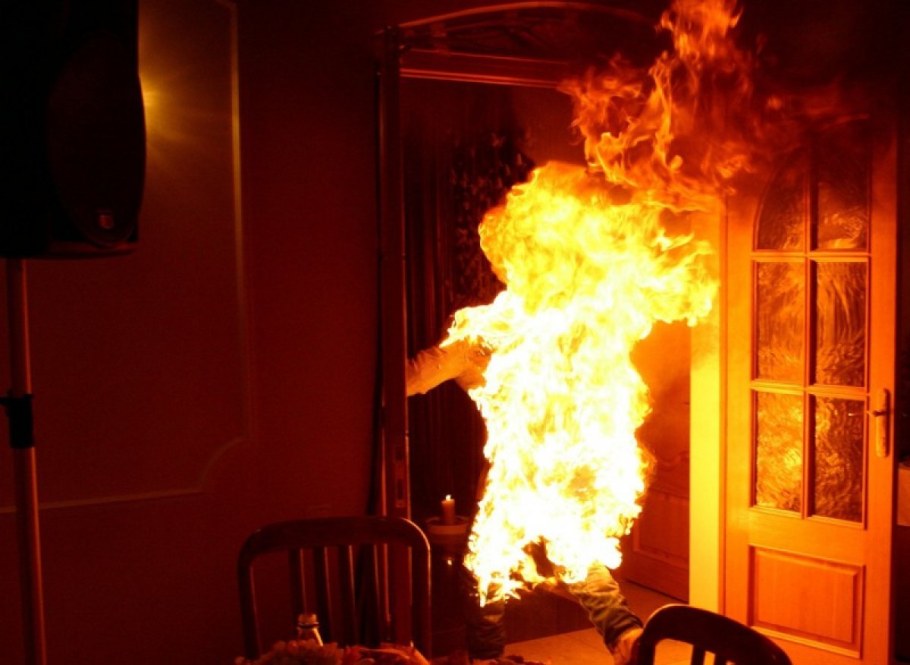 Мем собака в горящем доме