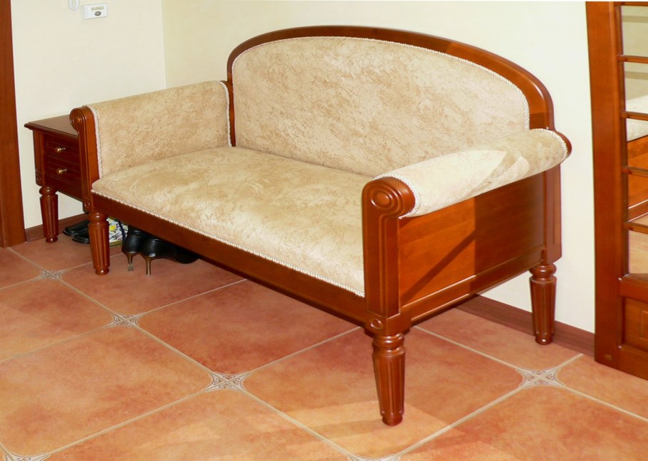 Маленький диванчик в прихожую