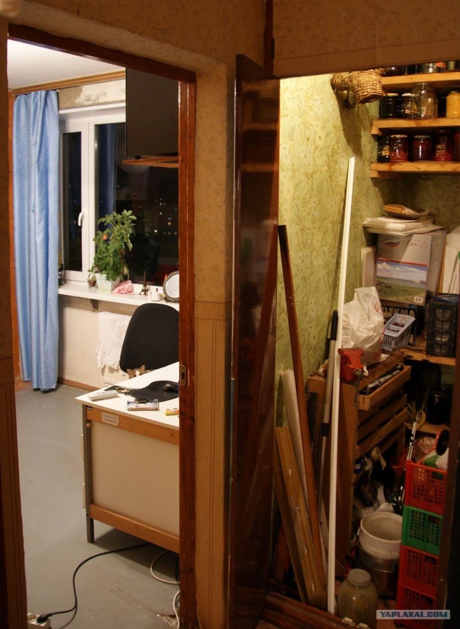 Узкая гардеробная из кладовки