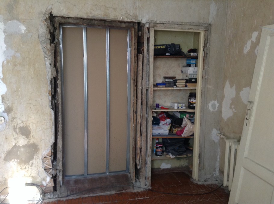 Шкаф в кладовке в панельном доме