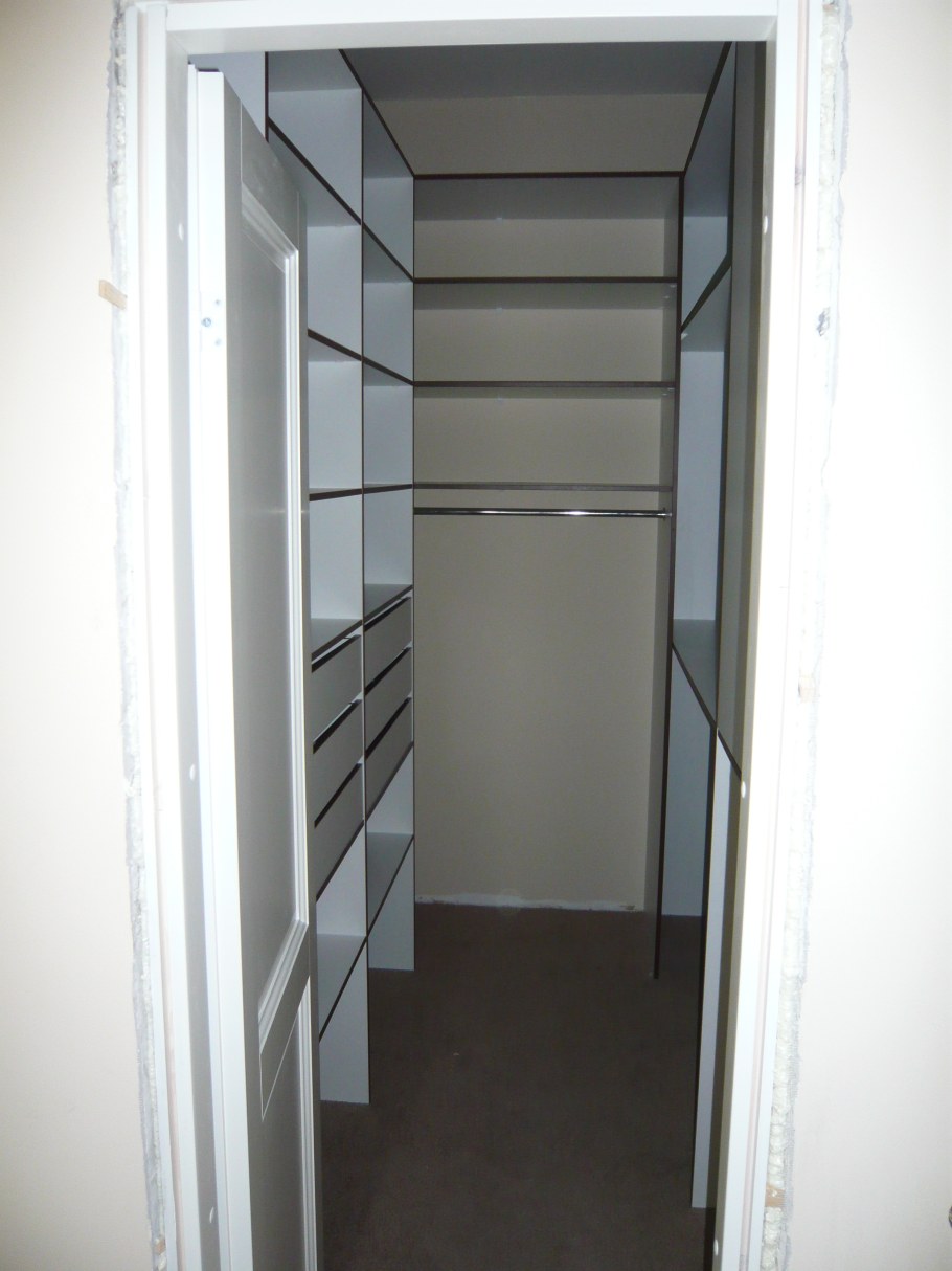 Узкая кладовка с полками