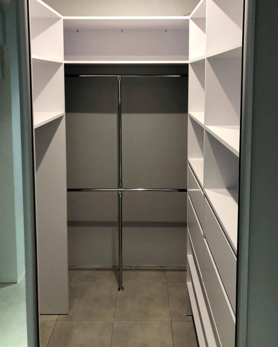 Маленькая гардеробная из кладовки