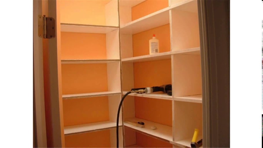 Узкая гардеробная из кладовки