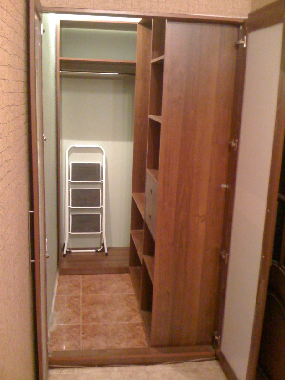 Полки в маленькой кладовке