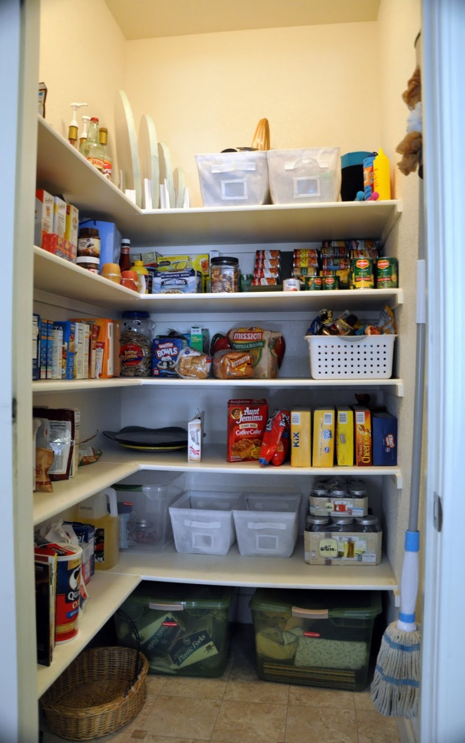 Шкаф в кладовке