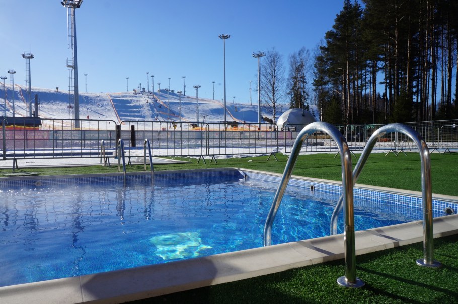 Открытый бассейн в Санкт-Петербурге в Охта парке