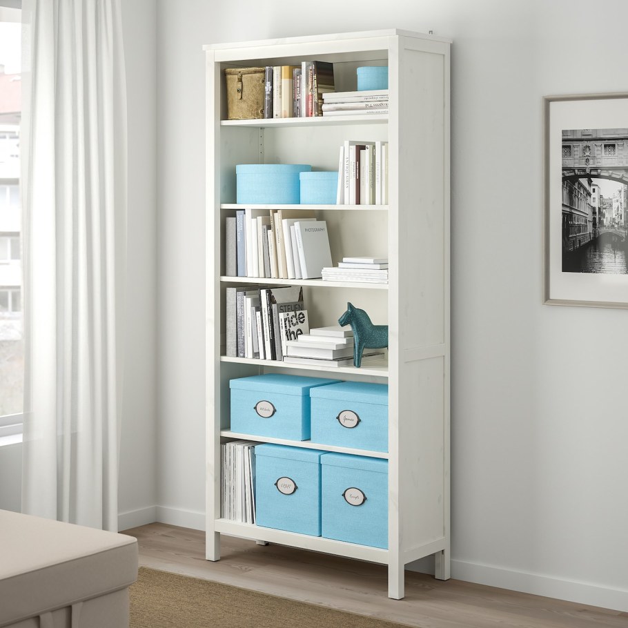 Серый диван с бирюзовыми подушками