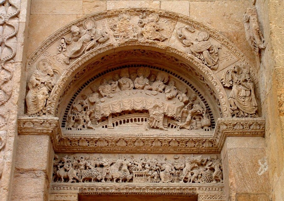 Тимпан романского собора