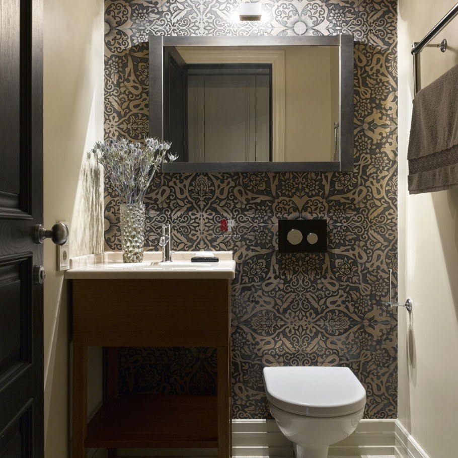 Санузел с плиткой под дерево