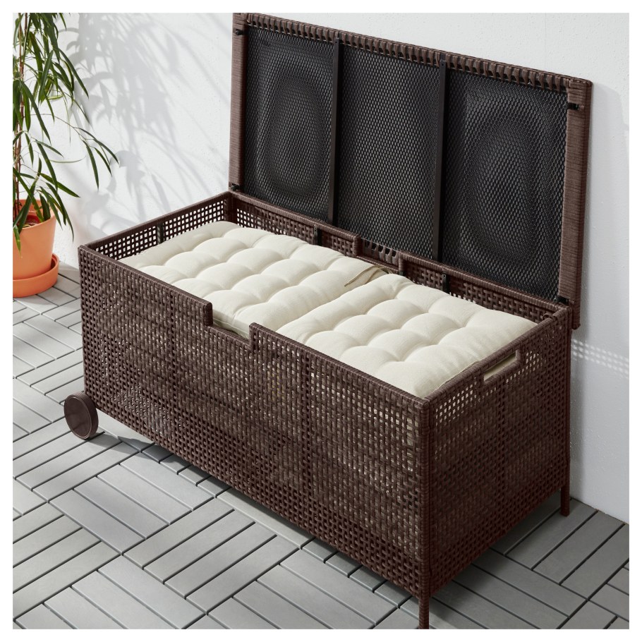 Пуфик на балкон с ящиком