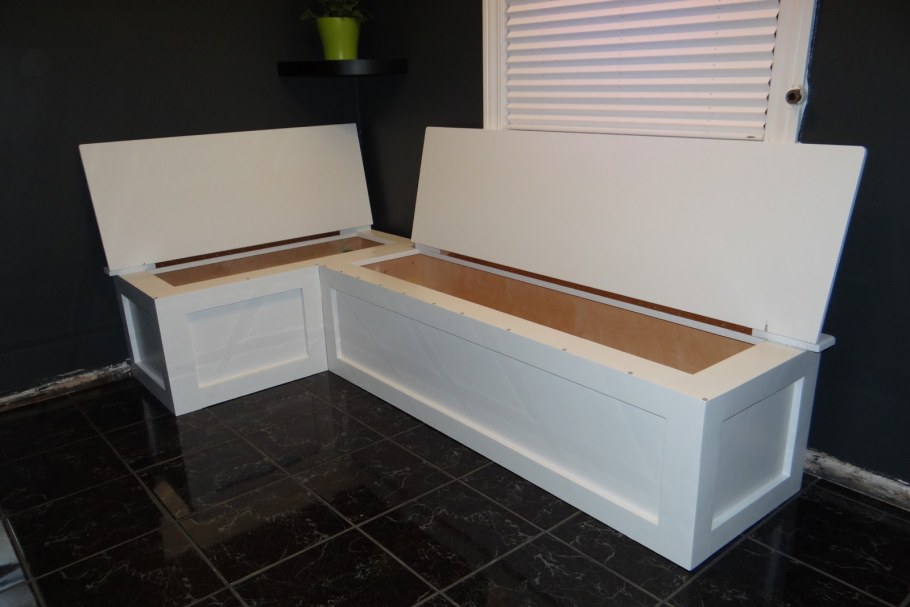 Скамья с подушками для кухни