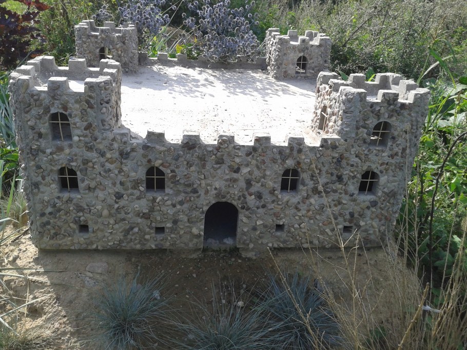 Декоративный замок для сада