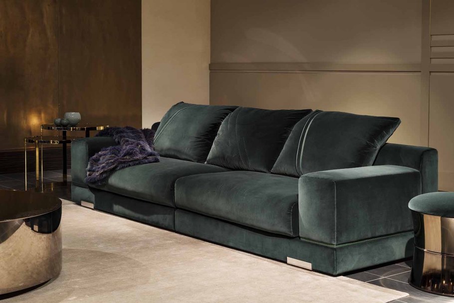 Велюровый диван в интерьере
