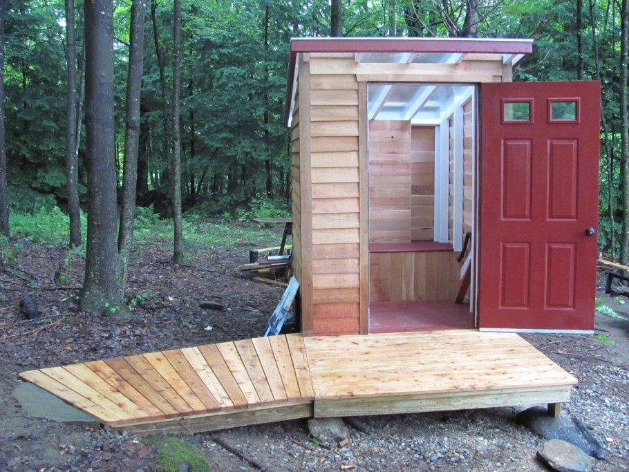 Дачный туалет с душем
