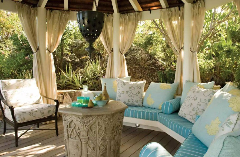 Уютная маленькая веранда на даче