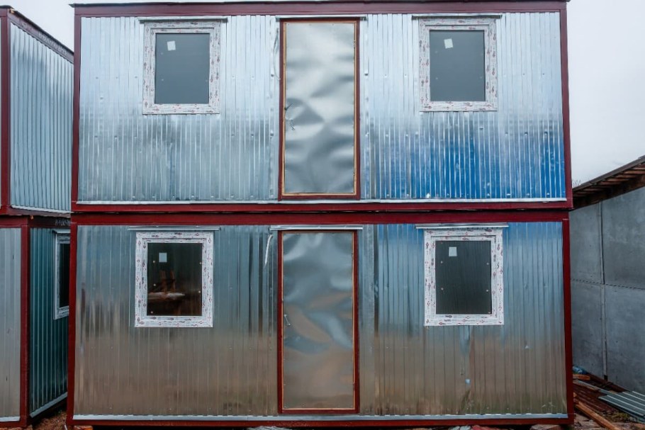 Бытовка с террасой на крыше