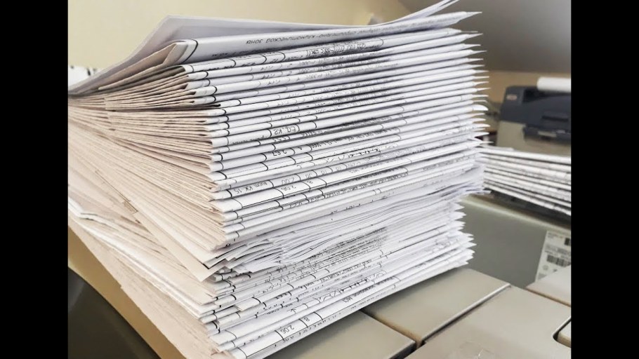 Бизнесмен с бумагами