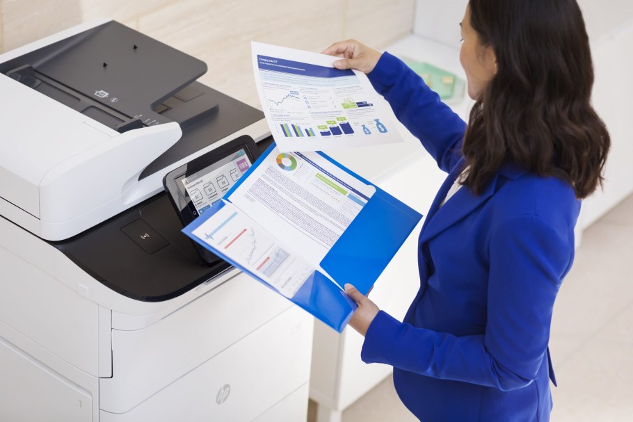 Подписывает документ