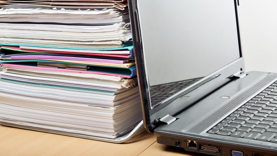 Письменный стол заваленный бумагами