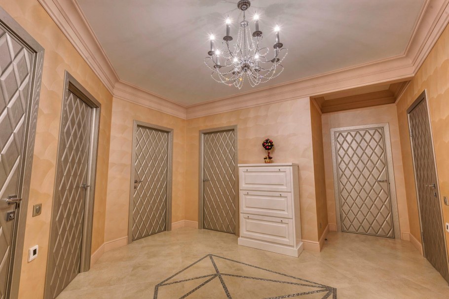 Варианты отделки стен в прихожей декоративной штукатуркой