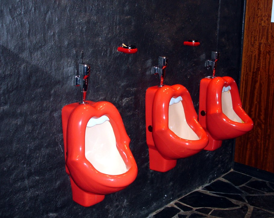 Писсуары в общественных зданиях