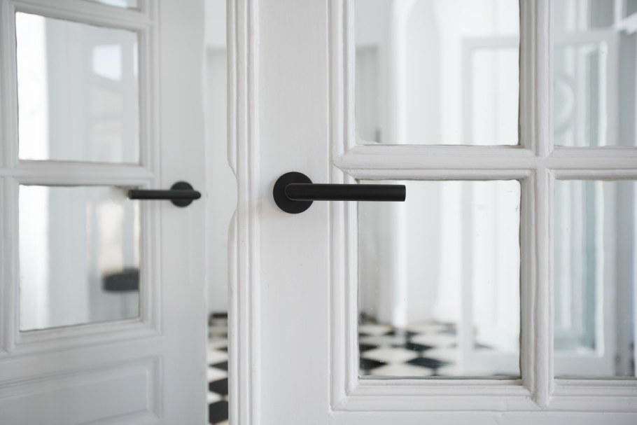 Черные дверные ручки в интерьере