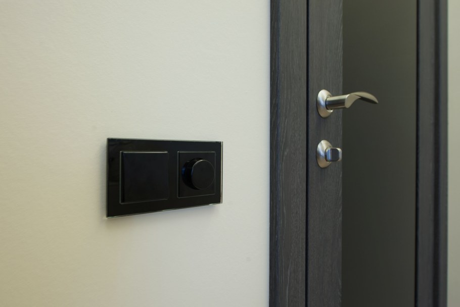 Черные выключатели в интерьере