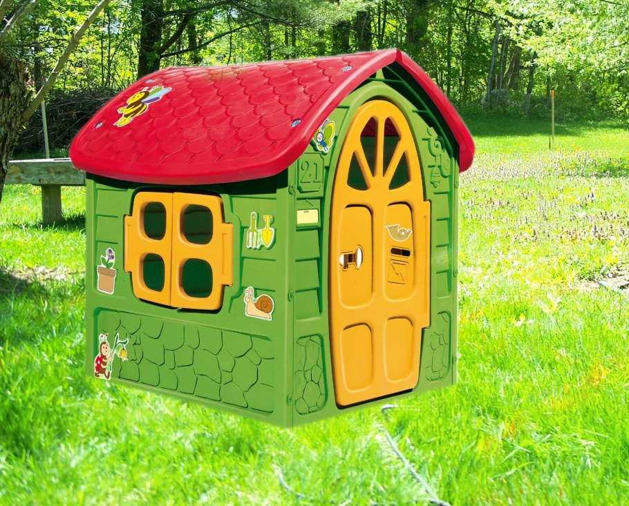 Сказочный дом на белом фоне