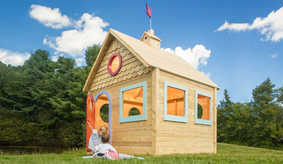 Детский домик двухэтажный на участке