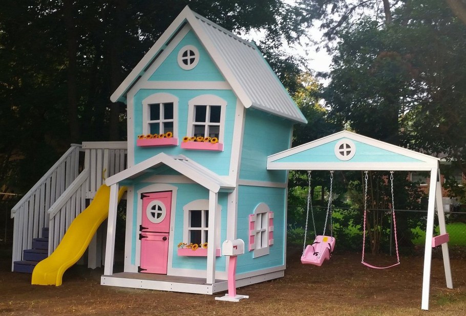 Домик для маленькой девочки на даче