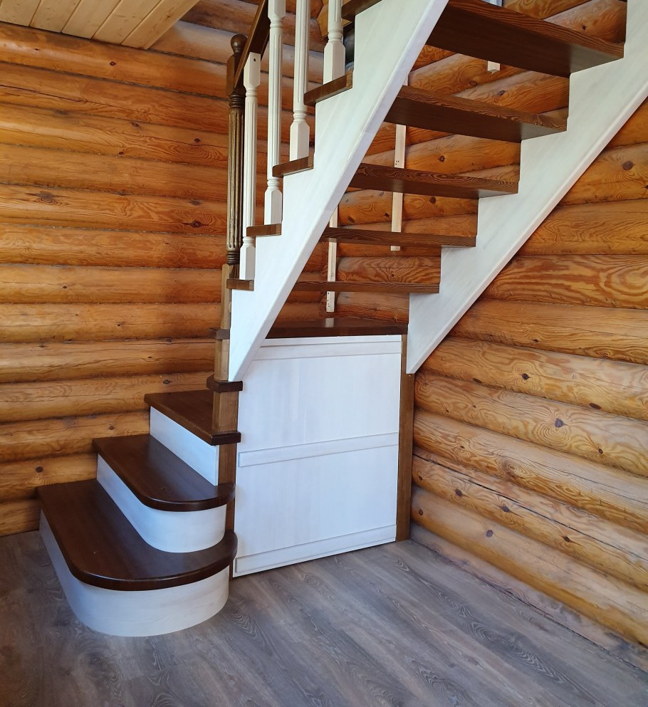 Лестница на мансарду на даче