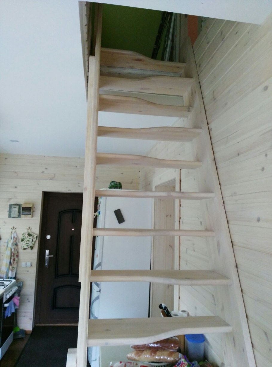 Лестница на второй этаж на даче