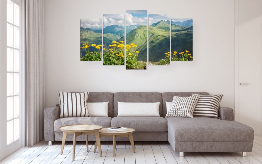 Модульные картины над диваном
